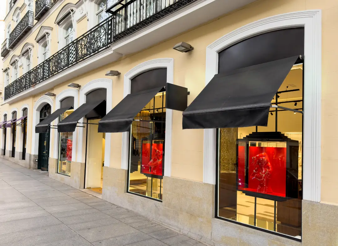 Façade vitrine de magasin en aluminium sur mesure à Saint-Étienne-du-Rouvray